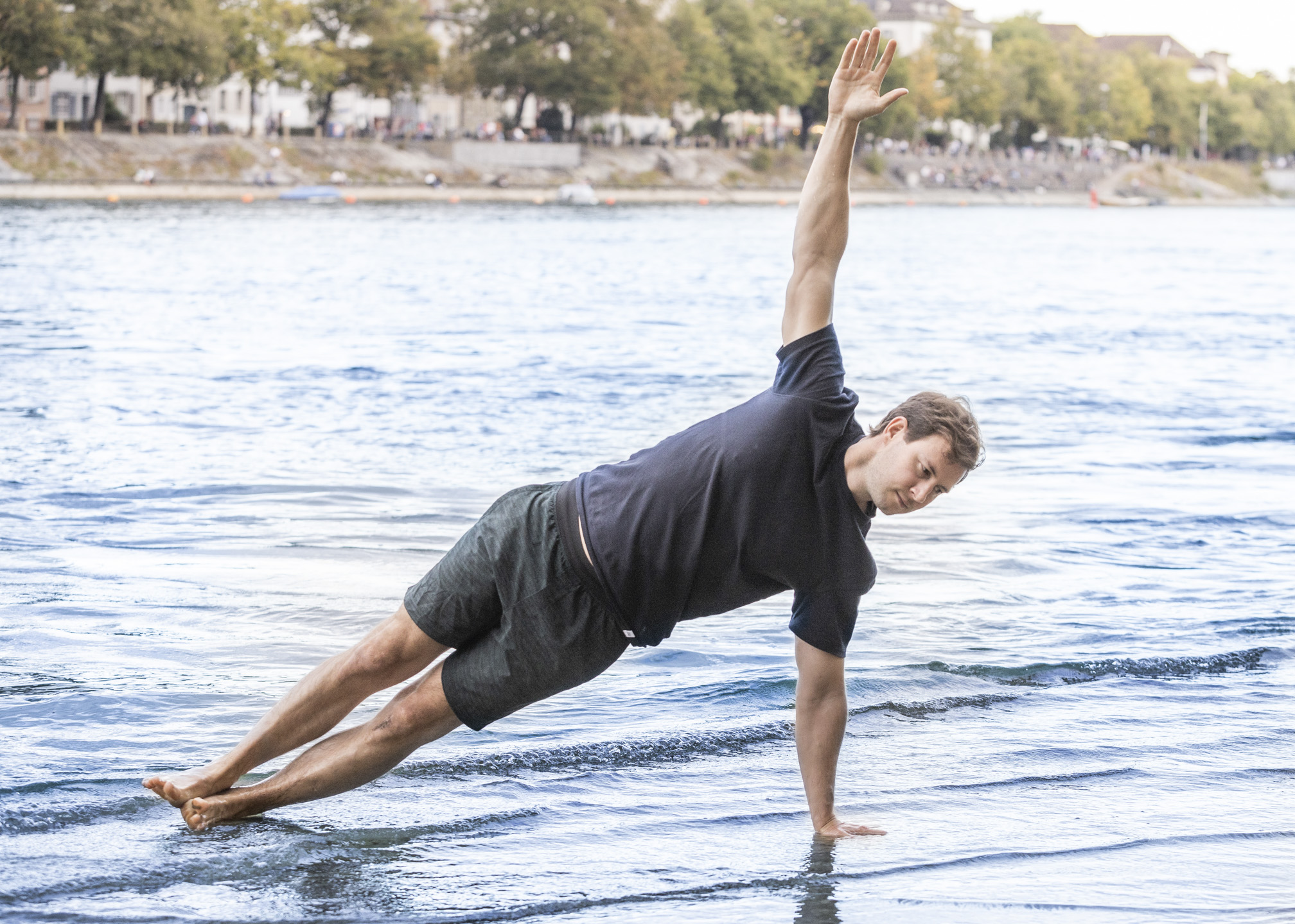 Yogalehrer im Side Plank im Wasser
